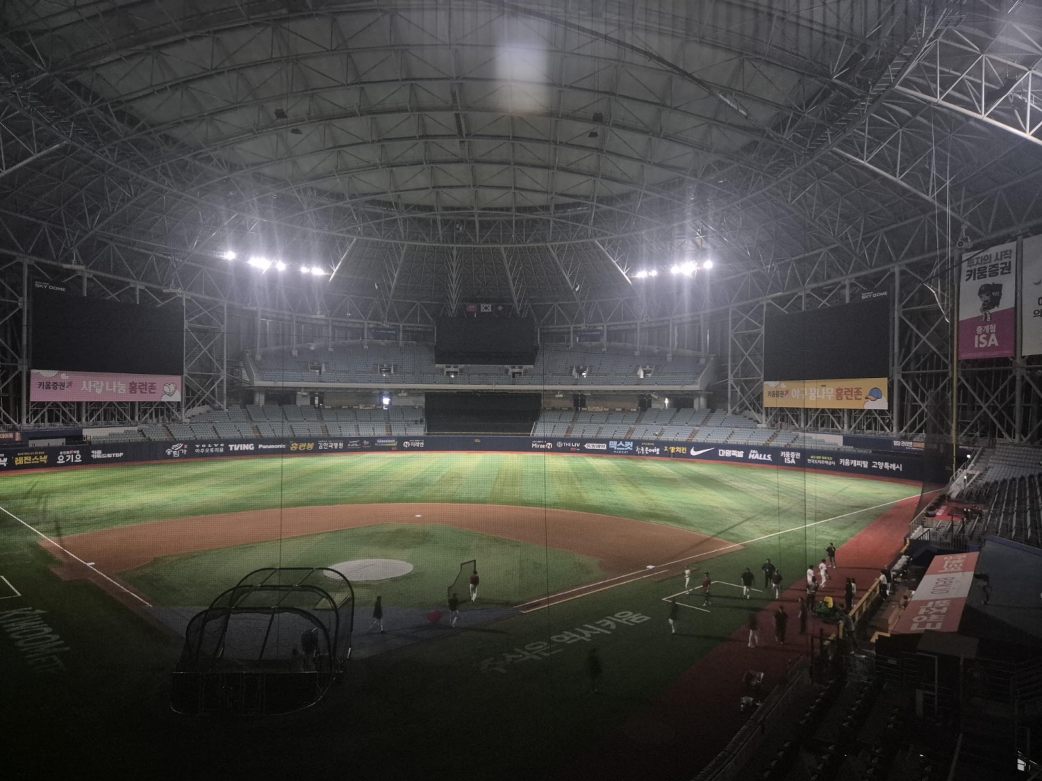 키움 히어로즈 선수들이 26일 서울고척스카이돔에서 열린 2026 프로야구 KIA 타이거즈와 홈 경기를 마친 뒤 특별타격훈련을 하러 그라운드에 들어갔다가 서울시설공단의 강제 소등조처로 발길을 돌리고 있다. 사진=연합뉴스