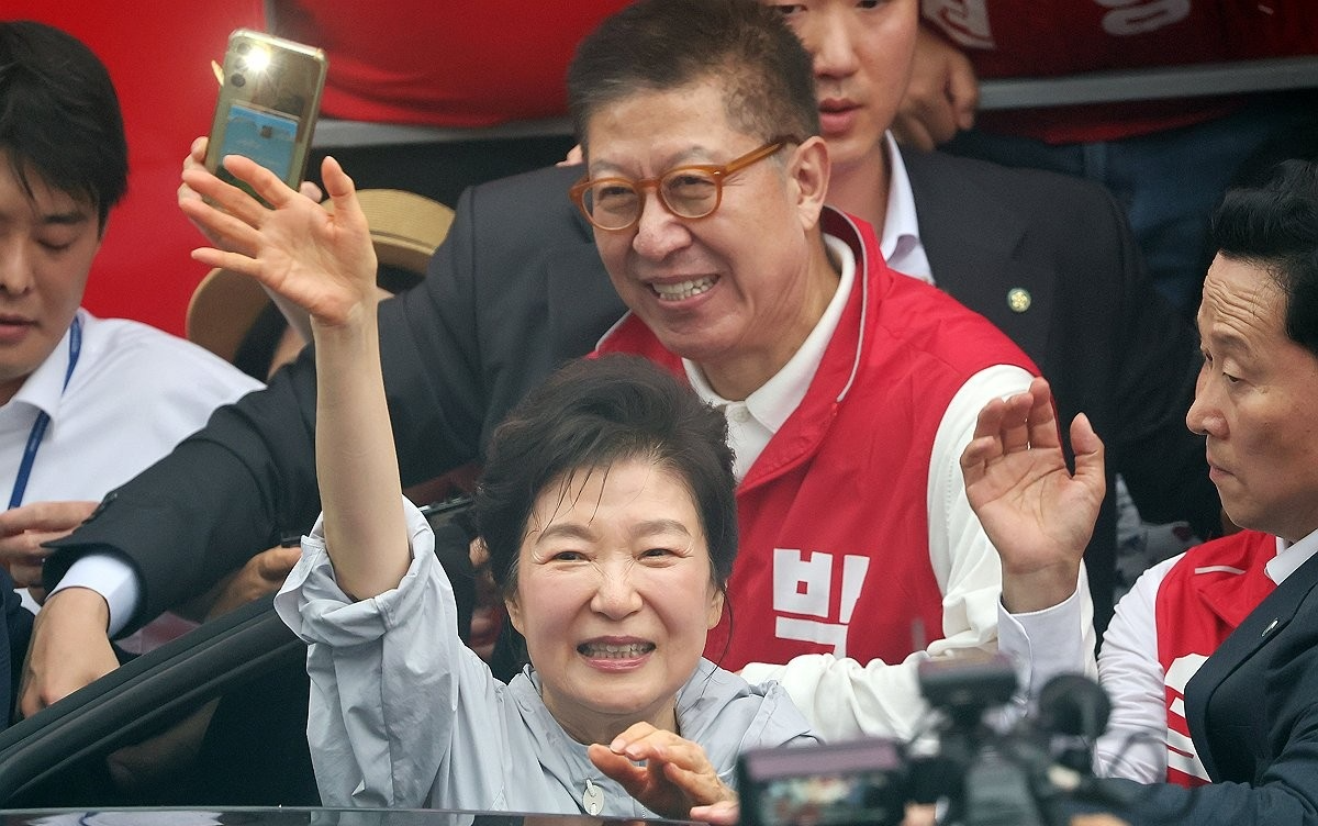기장시장 떠나는 박근혜 전 대통령(사진=연합뉴스)