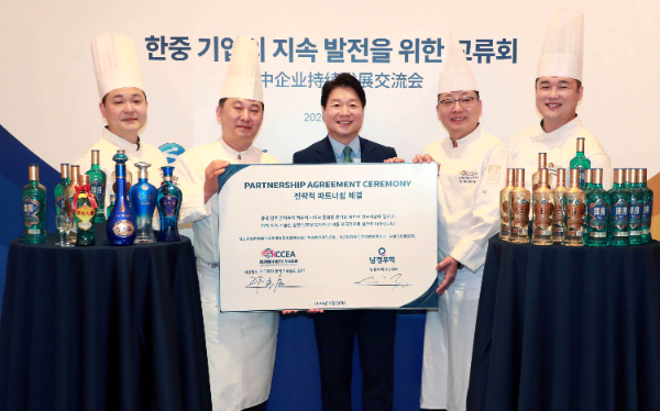 (좌측부터) 한국중찬문화교류협회 최충현 셰프(포시즌스호텔 서울 ‘유유안’ 부 총괄 셰프) / 구광신 셰프(협회장, 파크루안 총괄 셰프) / 남경무역 유호성 대표 / 우덕상 셰프(한화호텔앤드리조트 ‘백리향’ 총괄 셰프) / 표지훈 셰프(‘대황하’ 오너 셰프)