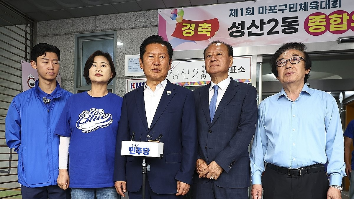 사전 투표 후 발언하는 정청래 위원장(사진=연합뉴스)