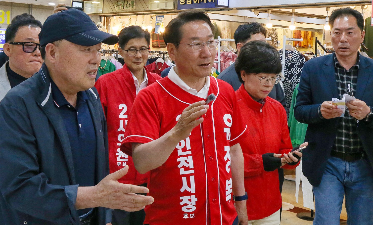유정복 후보가 부평지하상가에서 상인들과 소통하고 있다.