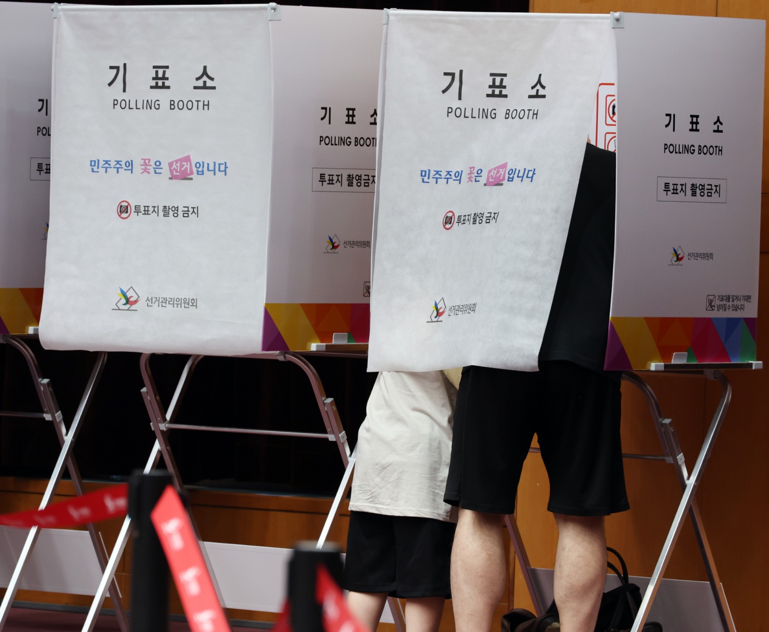제9회 전국동시지방선거 사전투표 둘째날인 30일 전북도청에 마련된 사전투표소에서 한 어린이가 아빠의 투표 모습을 지켜보고 있다. 사진=연합뉴스