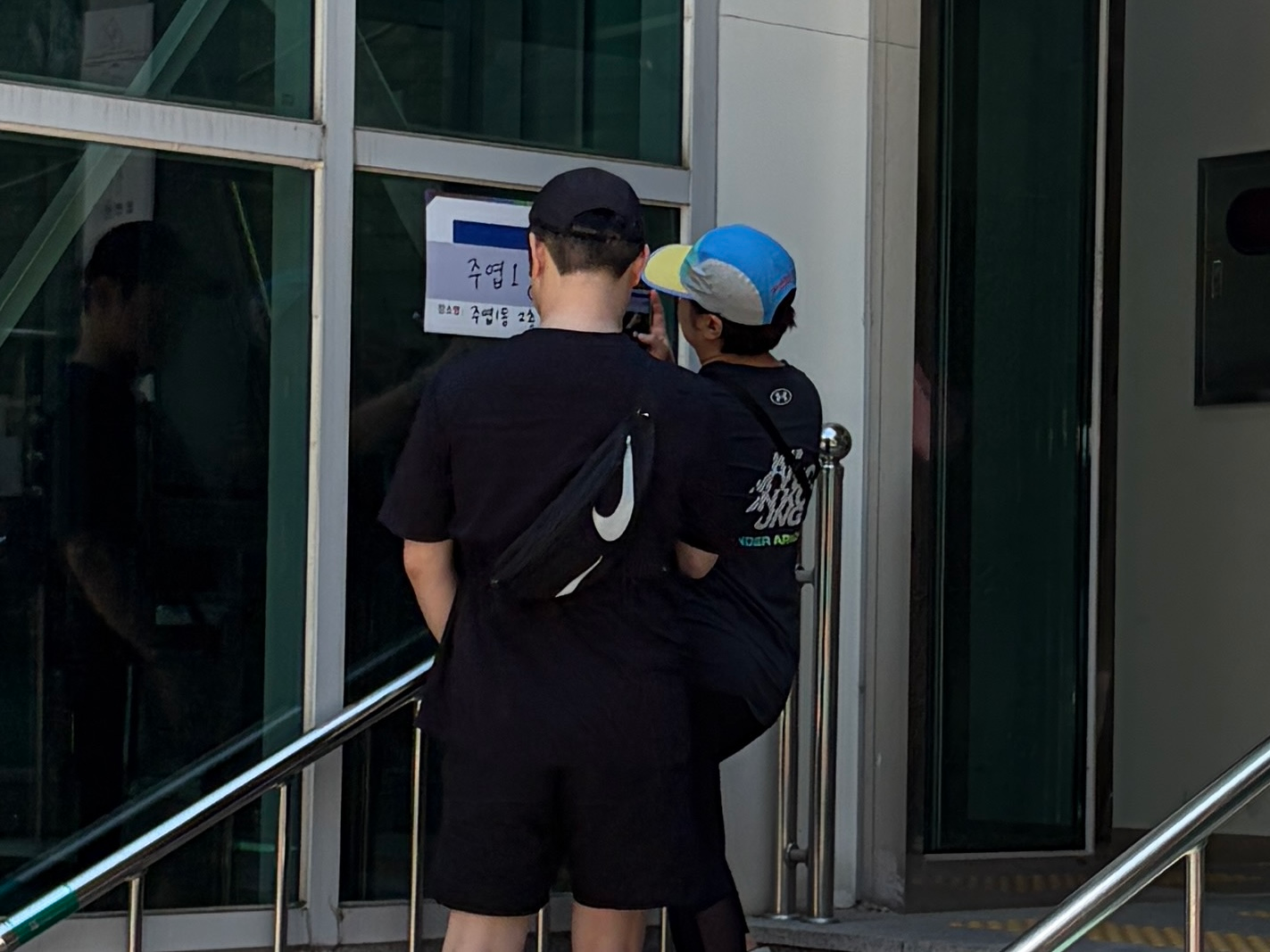 제9회 전국동시지방선거 사전투표 둘째 날 고양시 일산서구 주엽1동행정복지센터 사전투표소에서 유권자가 '투표인증샷'을 찍고 있다. 사진=연합뉴스