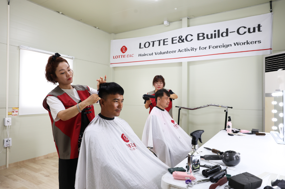 세종시 ‘들목교 외곽순환도로’ 건설현장에서 외국인 근로자들이 이미용 봉사 서비스를 받고 있다.(사진=롯데건설)
