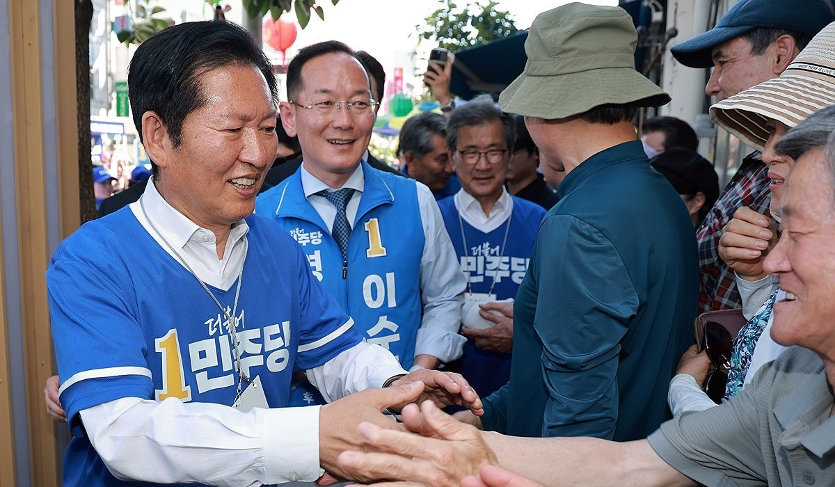 지역 주민들 만나는 민주당 정청래 총괄상임선대위원장(사진=연합뉴스)