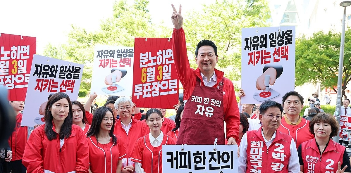 홍대서 시민들 만나는 장동혁 상임선대위원장(사진=연합뉴스)