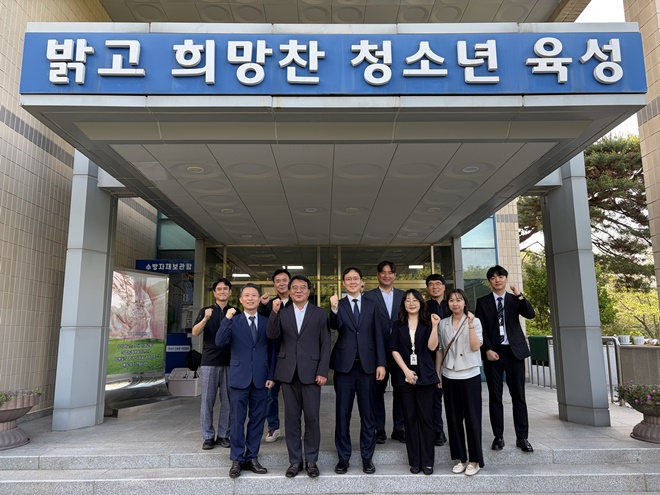 정경수 울산가정법원 소년부 판사 일행이 기념촬영.(사진제공=부산소년원)