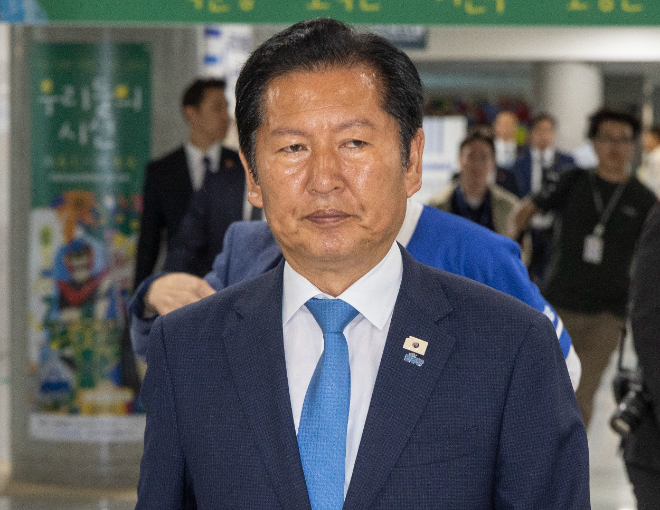 출구조사 결과보고 개표 상황실 떠나는 민주당 정청래 총괄상임선대위원장.(서울=연합뉴스)