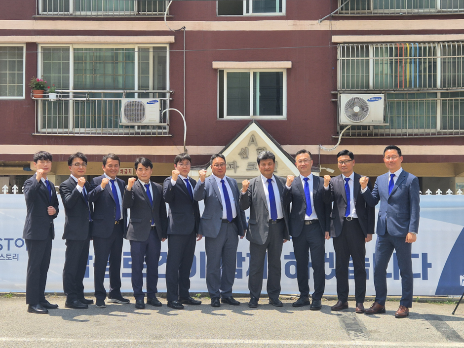 (오른쪽 네번째) 극동건설 강경민 대표이사(남광토건 주택부문장)가 임직원들과 인천 용현동 동아아파트 현장을 찾아 수주의지를 표명하는 모습.(사진=남광토건)