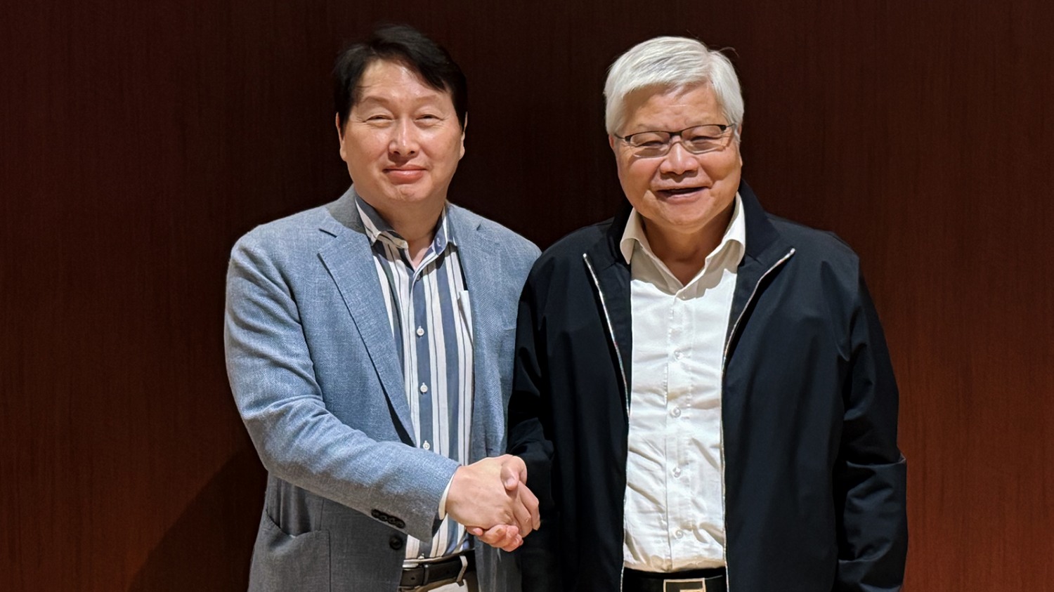 웨이저자(C.C. Wei) TSMC 회장(오른쪽)과 만난 최태원 SK그룹 회장(왼쪽). 사진=SK그룹