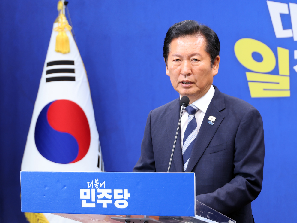 고개 숙여 인사하는 정청래 총괄상임선대위원장(사진=연합뉴스)