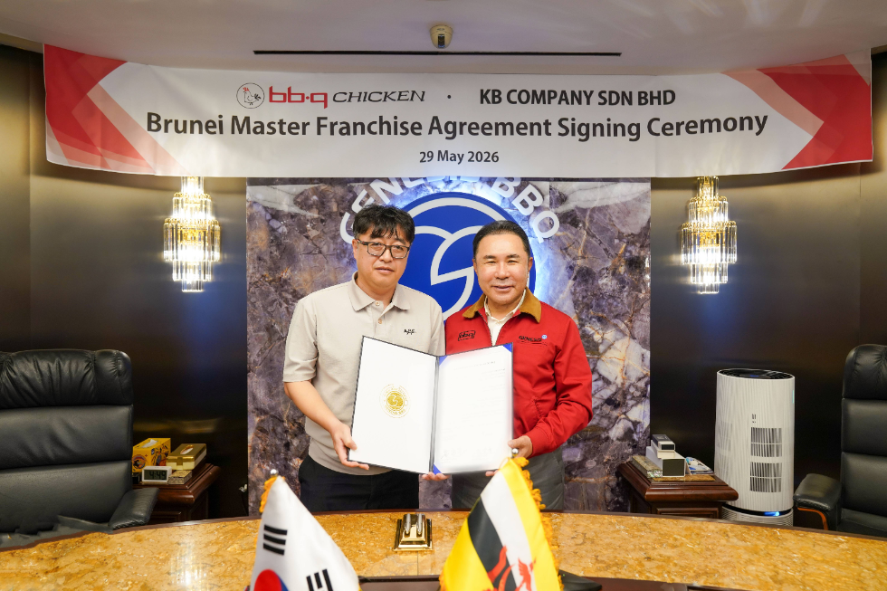 BBQ가 브루나이 현지 기업과 마스터프랜차이즈(MF) 계약을 체결하고 동남아 고소득 할랄 시장 공략에 본격적으로 나선다. 사진은 오른쪽부터 윤홍근 제너시스BBQ 그룹 회장과 현지 파트너사 대표 모습. 사진=제너시스BBQ