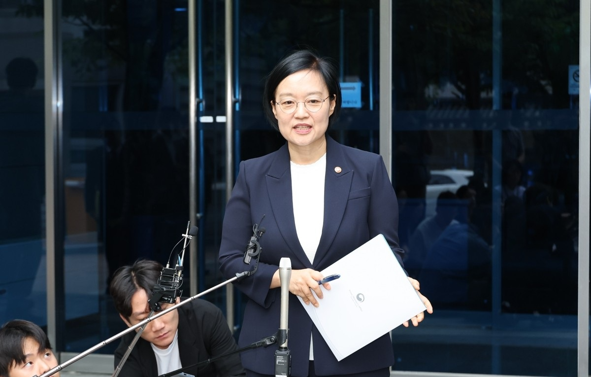 취재진 질문에 답하는 한성숙 국무총리 후보자(사진=연합뉴스)