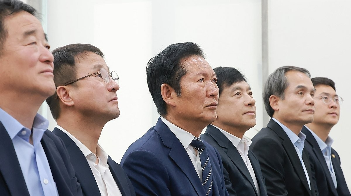 대통령 취임 1주년 기자회견 보는 민주당 지도부(사진=연합뉴스)