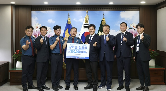 6월 8일 오후 경남경찰청에서 창원한마음병원과 가진 순직경찰관 유가족지원 업무협약식. (사진왼쪽 네번째) 김종철 경남경찰청장, (우측 네번째) 하충식 창원한마음병원 의장 등이 관계자들과 기념촬영.(사진제공=경남경찰청)