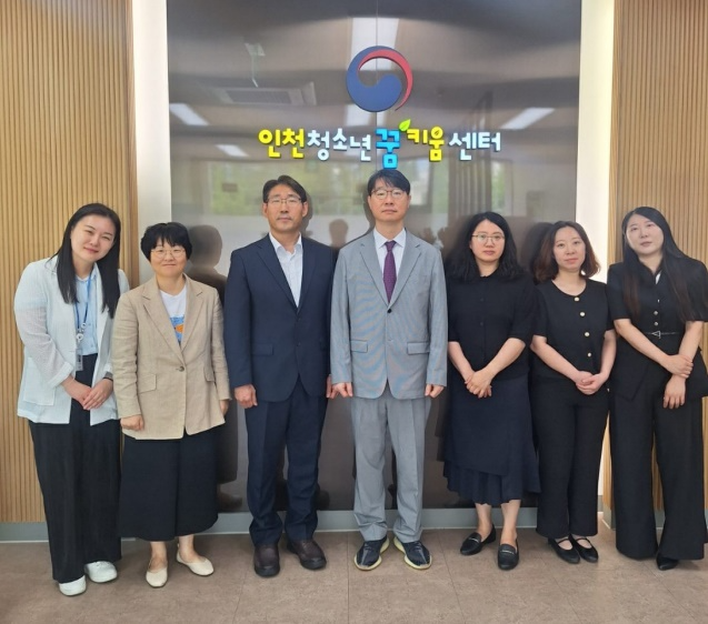 인천가정법원 소년부 심재완·김청미 부장판사, 임영실 소년부 판사, 조사관등이 6월 8일 인천청소년꿈키움센터를 방문해 기념촬영.(사진제공=인천청소년꿈키움센터)