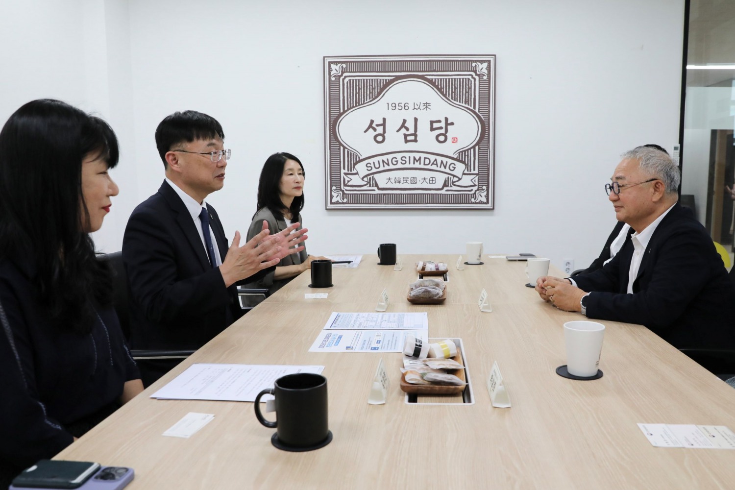 안형준 국가데이터처장(왼쪽 두 번째)이 8일 대전 대종로에 위치한 경제총조사 조사대상처 ‘성심당’을 방문해 임영진 대표에게 2025년 기준 경제총조사의 취지와 조사 내용을 설명하고 있다.