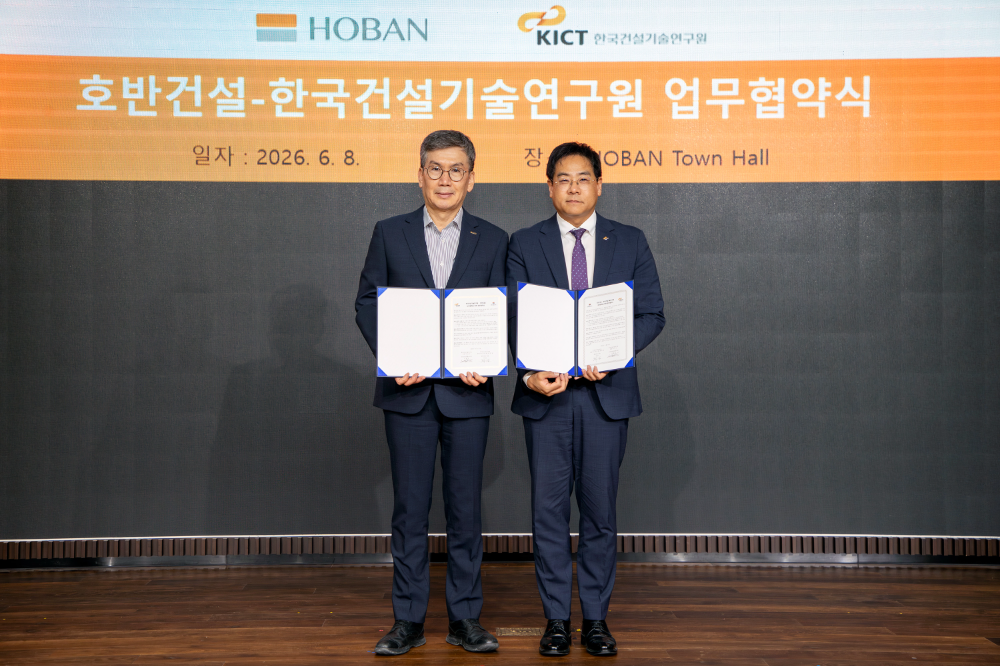 문갑 호반건설 경영부문대표(왼쪽)와 김용주 한국건설기술연구원 건설산업진흥본부장이 8일 서울 서초구 호반그룹 사옥에서 업무협약 체결 후 기념촬영을 하고 있다.(사진=호반건설)