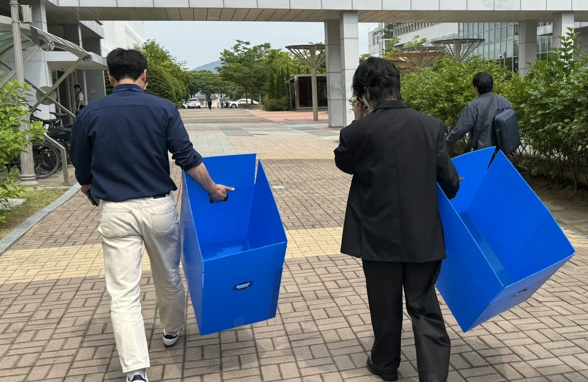 경남도청 압수수색 나선 경찰(사진=연합뉴스)