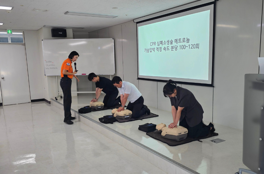 대한해운과 KLCSM의 협력사 임직원들이 지난 5일 부산 중구 KLCSM 본사에서 열린 2026년도 상반기 안전보건교육에서 부산중부소방서 소속 전문강사의 지도 아래 심폐소생술(CPR)을 실습하고 있다.(사진=SM그룹)