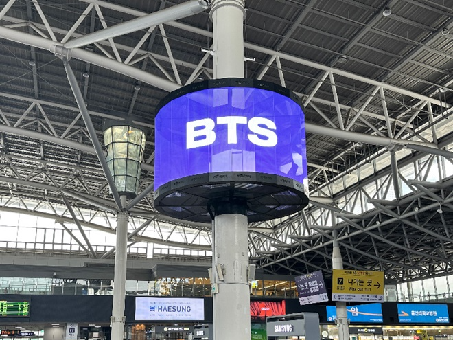 부산역에 BTS 및 Army를 환영하는 문구가 표출되고 있다.(사진제공=코레일 부산경남본부)