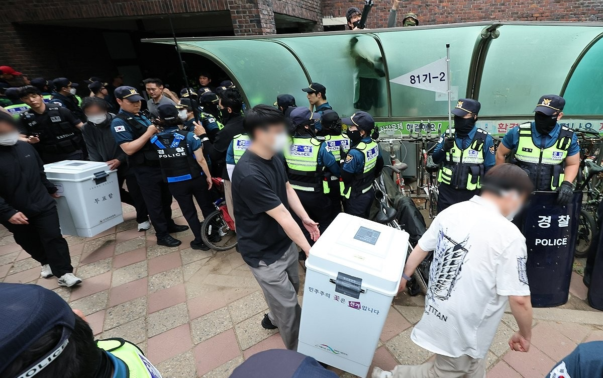 투표소 밖으로 이송중인 투표함(사진=연합뉴스)