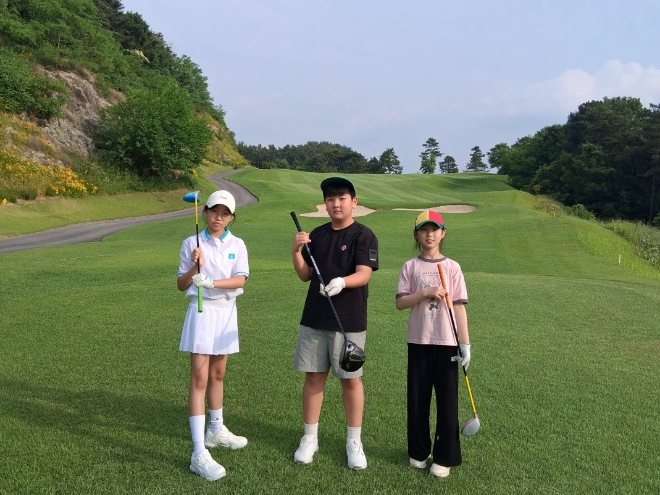 롯데스카이힐CC부여에서 백강초등학교 학생이 골프 지도를 받고 있다.(사진=롯데스카이힐CC부여)