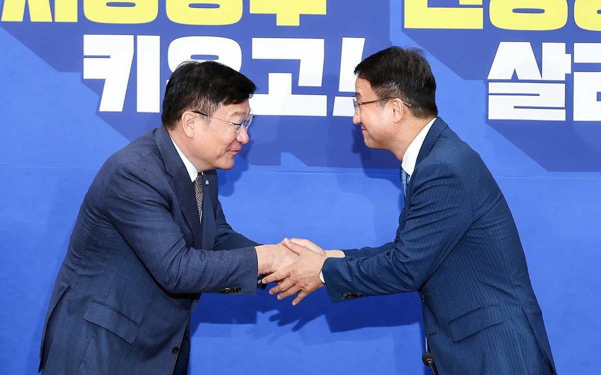 악수하는 여야 원내대표(사진=연합뉴스)