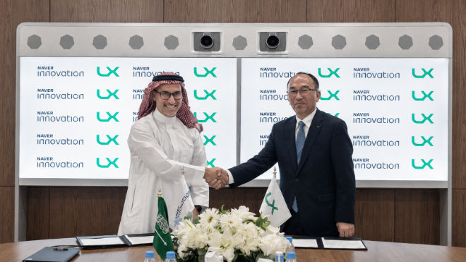 네이버 이노베이션 야세르 알오바이단(Yasser Alobaidan) CEO(좌)와 한국국토정보공사 심병섭 공간정보본부장(우)이 양해각서 체결 후 기념촬영을 하고 있다.(사진=한국국토정보공사)