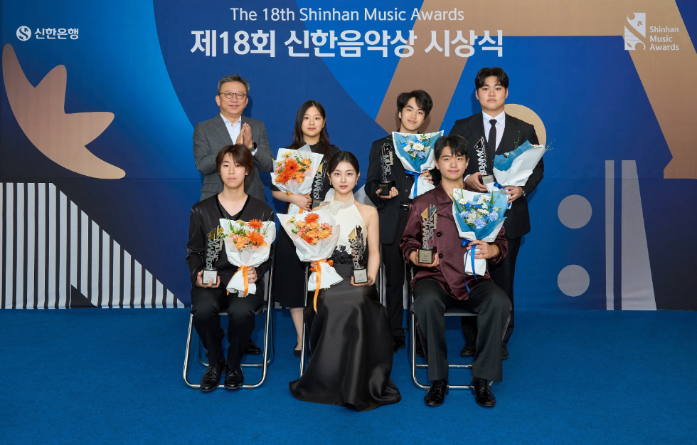 지난 11일 서울 강남구 역삼동 소재 신한아트홀에서 진행된 제18회 신한음악상 시상식에서 정상혁 신한은행장(뒷줄 왼쪽 첫번째)과 수상자들이 기념촬영하는 모습. 사진=신한은행