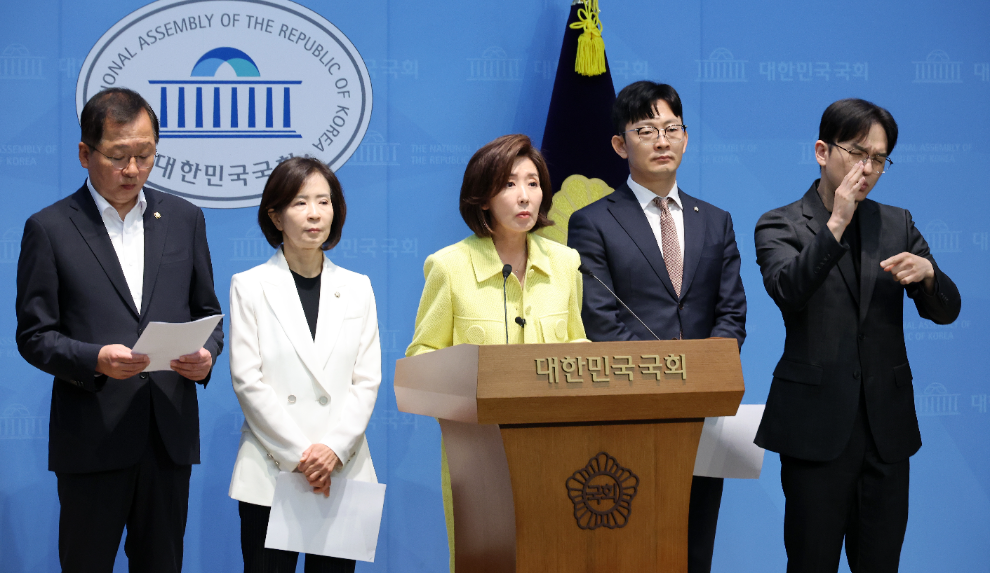소통관 기자회견 하는 나경원 의원(사진=연합뉴스)