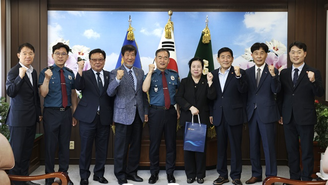 경남보훈단체협의회 회장단 초청 기념촬영.(사진제공=경남경찰청)