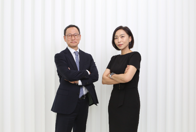 법무법인 디엘지가 미국비자이민센터를 출범했다. 사진은 조원희 대표변호사(왼쪽)와 이연수 미국사무소 대표 외국 변호사 겸 미국비자이민센터장. 사진=법무법인 디엘지