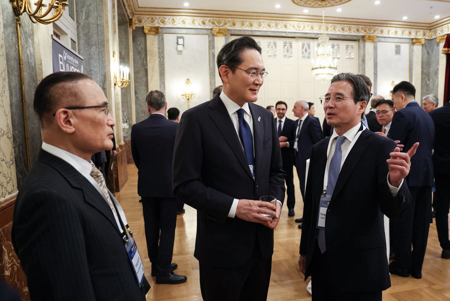 위성락 국가안보실장(왼쪽부터), 이재용 삼성전자 회장, 김용범 정책실장이 12일(현지시간) 이탈리아 로마의 한 호텔에서 이재명 대통령이 참석한 비즈니스 라운드테이블에서 대화를 나누고 있다. 사진=연합뉴스