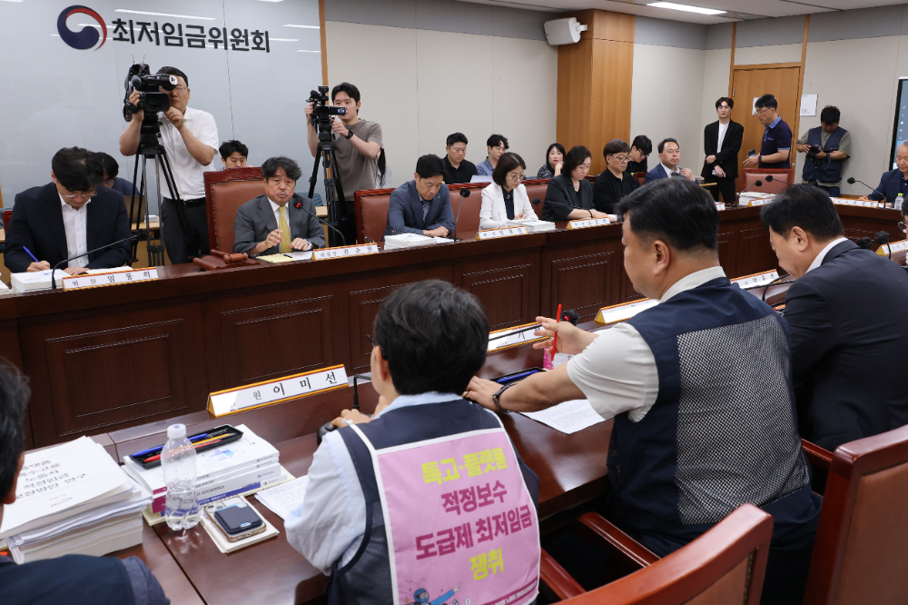 권순원 최저임금위원장이 11일 정부세종청사 최저임금위원회에서 열린 제5차 전원회의를 주재하고 있다.(사진=연합뉴스)