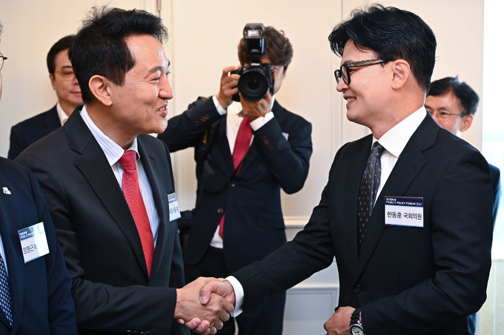 국민공공정책포럼에 참석해 인사 나누는 오세훈 서울시장과 무소속 한동훈 의원(사진=연합뉴스)