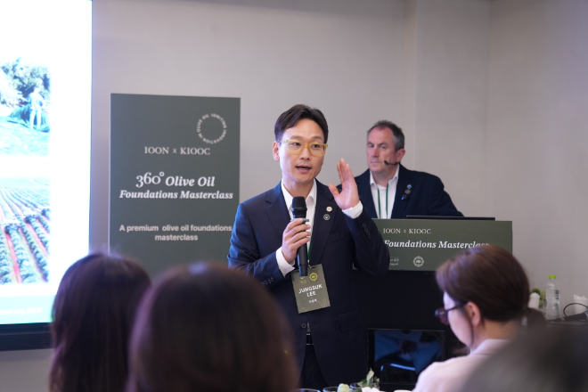 사진=KIOOC 조직위원회 위원장 이정석(가운데)이 ‘360° Olive Oil Foundation Masterclass’에서 한국 프리미엄 올리브오일 시장의 미래와 발전 방향에 대해 발표하고 있다.