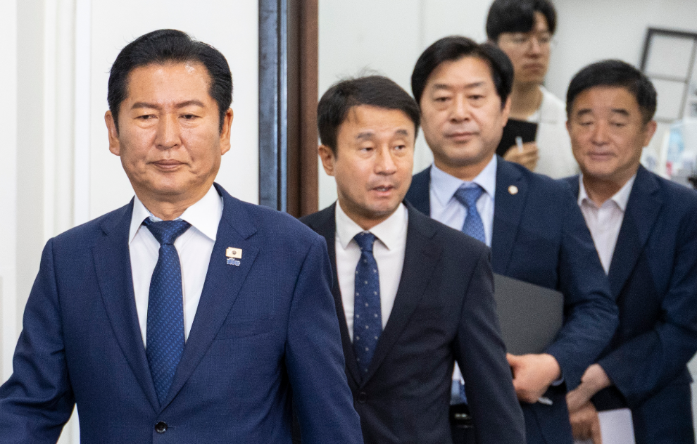 민주당 최고위원회의 입장하는 정청래 대표(사진=연합뉴스)