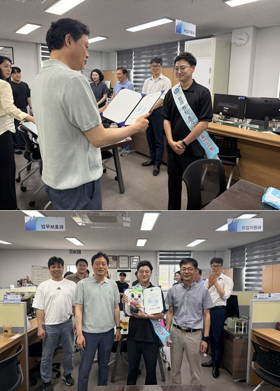 황경주 지부장이 2분기 친절직원으로 선정된 박상규 계장에게 인증서르 수여하고 직원들과 기념촬영.(사진제공=한국법무보호복지공단 광주전남지부)