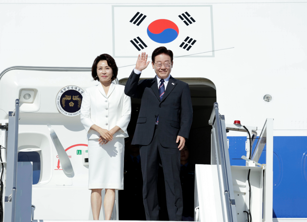 이탈리아 일정 마치고 공군 1호기 탑승하는 이재명 대통령 부부(사진=연합뉴스)
