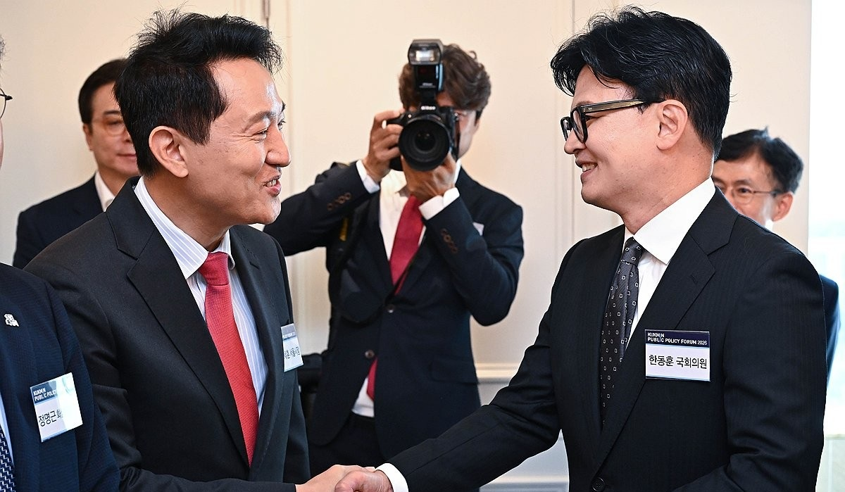 인사 나누는 오세훈 서울시장과 무소속 한동훈 의원(사진=연합뉴스)