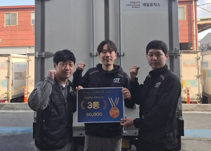 지난 3월 HG로지스틱스 ‘워라밸 복지 공모전’에서 3등을 수상한 송유담 기사(가운데)가 기념촬영을 하고 있다/사진제공= HG로지스틱스