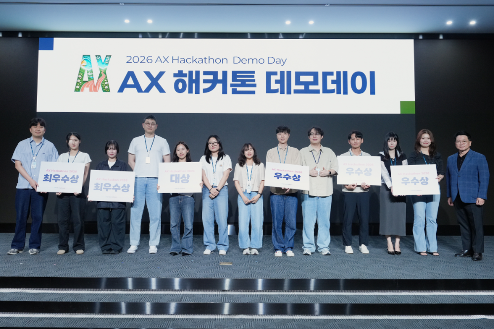 포스코DX 2026 AX 해커톤 수상자들이 단체 사진을 찍고 있다.(사진=포스코DX)