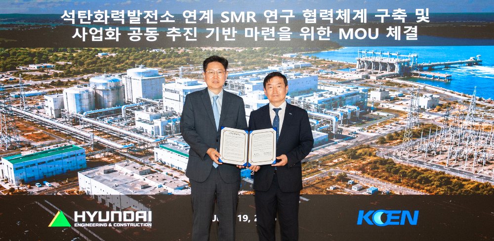 19일(금) 현대건설 최영 뉴에너지사업부장(왼쪽)과 이영기 한국남동발전 안전기술부사장(오른쪽)이 업무협약 체결 후 기념사진을 촬영하고 있다.(사진=현대건설)