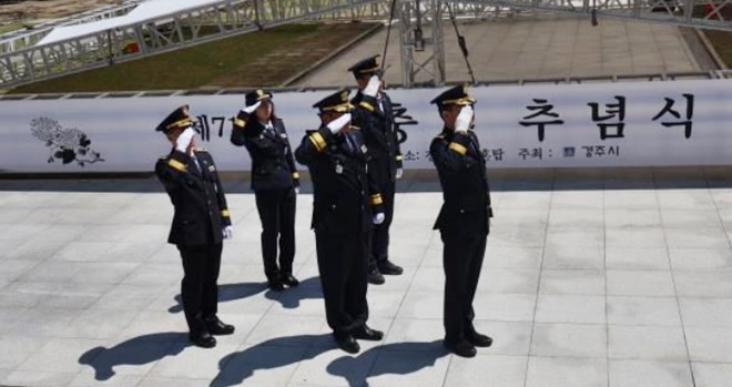 지난 4일 경주시 황성공원 내 충혼탑을 찾아 참배하는 모습.(사진제공=경주교도소)