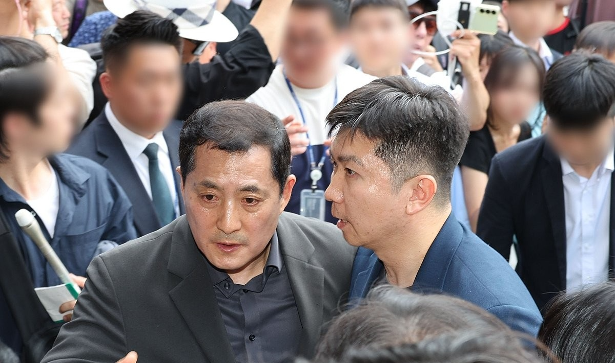 올림픽공원 핸드볼경기장 일대 '개표소 봉쇄 시위' 현장 찾은 박대출 의원(사진=연합뉴스)