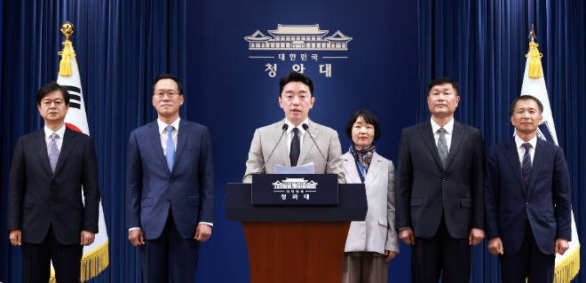 강훈식 비서실장이 21일 청와대 기자회견장에서 이재명 대통령이 새로 임명한 참모들과 인사 관련 브리핑을 하고 있다. 사진=연합뉴스
