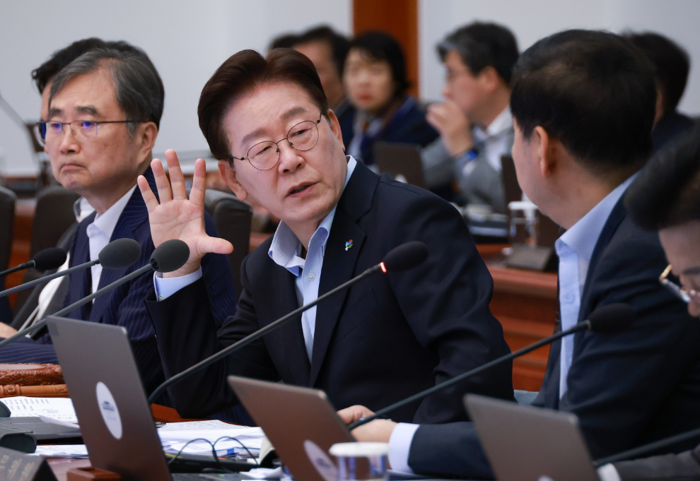 구윤철 부총리 겸 재정경제부 장관에게 질문하는 이재명 대통령(사진=연합뉴스)