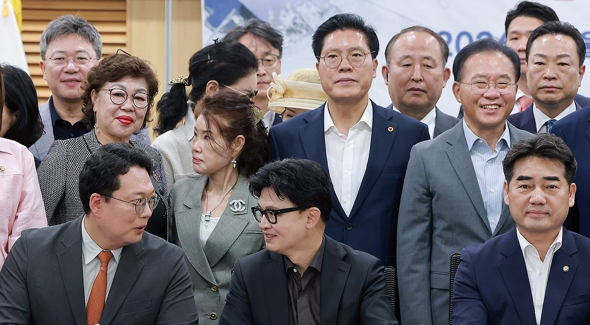 국민의힘 이성권 의원이 연 토론회서 한동훈 의원과 천하람 개혁신당 원내대표가 대화를 나누고 있다.(사진=연합뉴스)