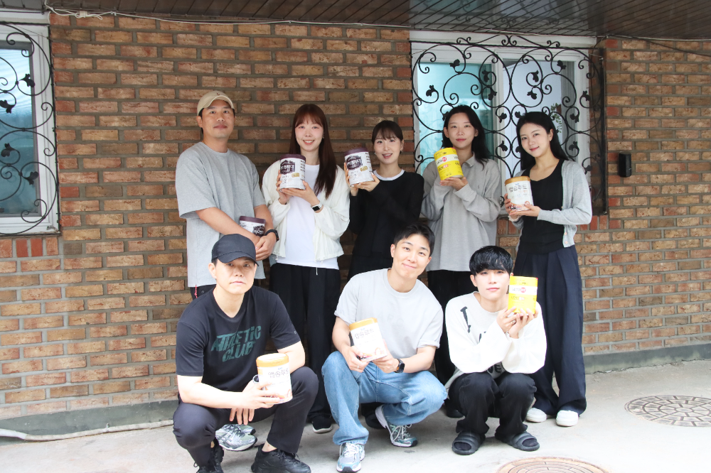 지난 20일 서울시 마포구에 위치한 한부모가족복지시설 마포애란원에서 티웨이항공 임직원 자원봉사 동호회 쉼’봉사 소속 임직원들이 봉사활동과 후원물품을 전달한 뒤 기념촬영을 하고 있다.(사진=티웨이항공)